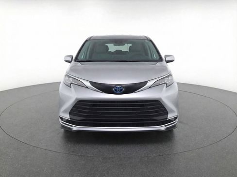 Used 2024 Toyota Sienna XLE image 2