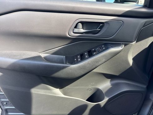 Used 2024 Nissan Rogue S FWD image 3