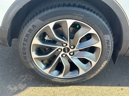 Used 2022 Lincoln Nautilus Reserve w/ Equipment Group 201A image 17