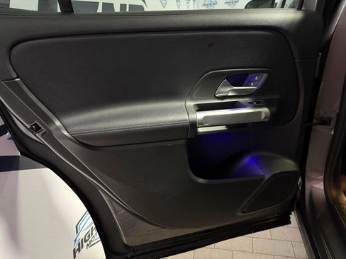 Used 2020 Mercedes-Benz GLB 250 4MATIC w/ Premium Package image 17