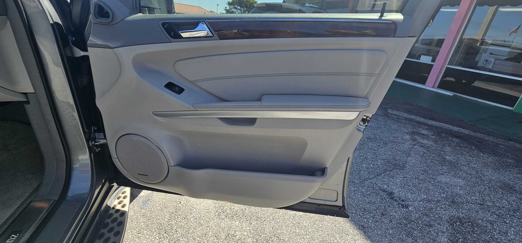 Used 2011 Mercedes-Benz GL 550 4MATIC image 29
