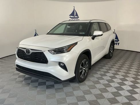 Used 2023 Toyota Highlander XLE AWD/4WD image 3
