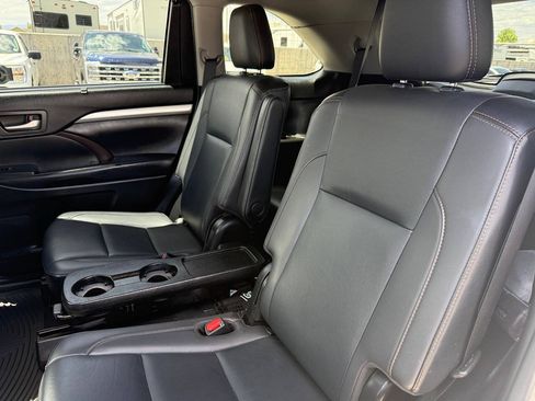 Used 2019 Toyota Highlander XLE AWD/4WD image 21