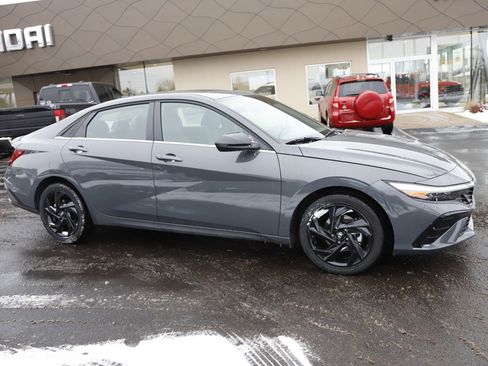 New 2026 Hyundai Elantra SEL Sport Premium image 2