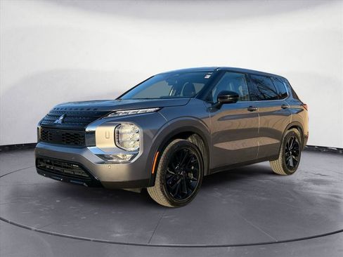 Used 2023 Mitsubishi Outlander SE Black Edition image 2