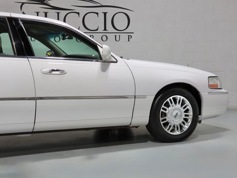 Used 2008 Lincoln Town Car Signature Limited RWD image 45
