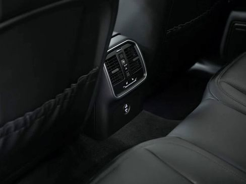 Certified 2025 Porsche Macan image 28