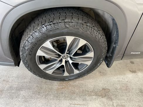 Used 2022 Toyota Highlander XLE AWD/4WD image 10