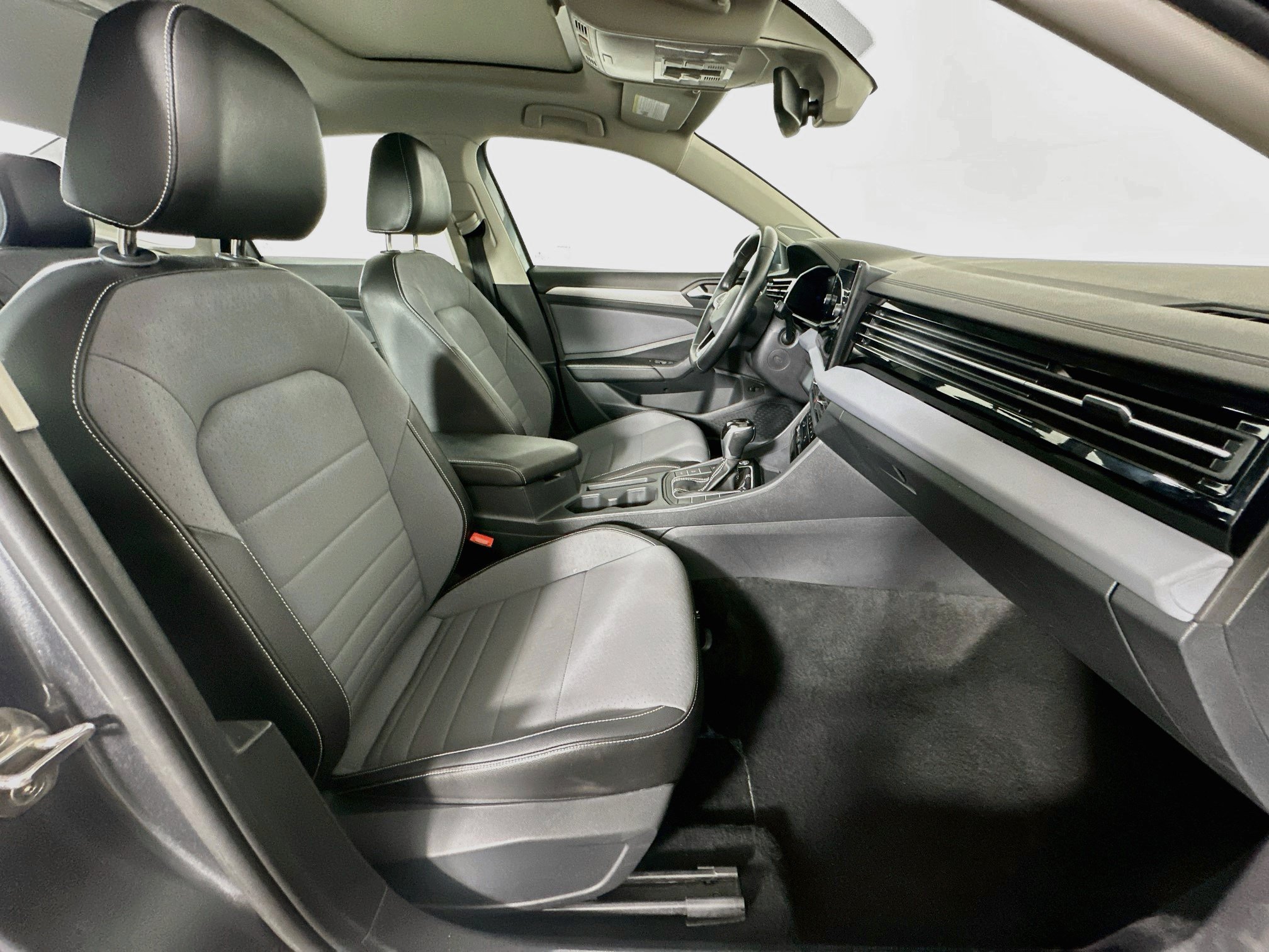 Used 2025 Volkswagen Jetta SE FWD image 30