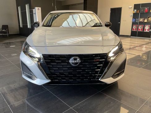 Used 2024 Nissan Altima 2.5 SR FWD image 2
