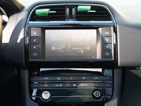 Used 2017 Jaguar F-PACE Premium image 33