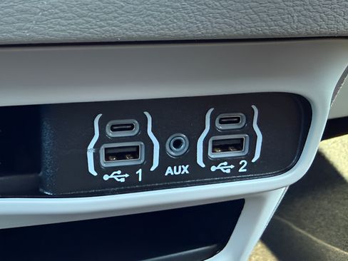 Used 2024 Chrysler Pacifica Touring-L FWD image 14