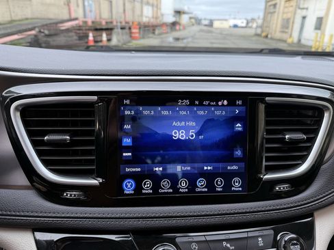 Used 2017 Chrysler Pacifica Limited w/ Tire & Wheel Group image 49