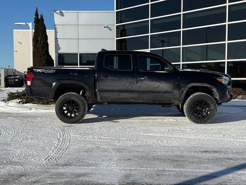 Used 2016 Toyota Tacoma TRD Sport image 2