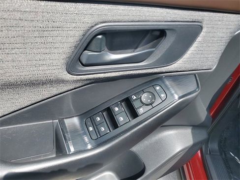 Used 2023 Nissan Rogue S image 18