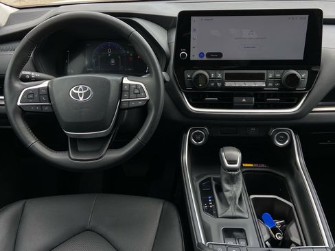 Used 2025 Toyota Grand Highlander AWD image 16