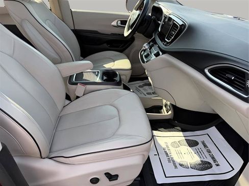 Used 2018 Chrysler Pacifica Limited w/ Advanced Safetytec Group FWD image 36