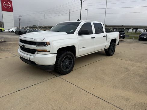 Used 2018 Chevrolet Silverado 1500 Custom w/ Custom Convenience Package image 2