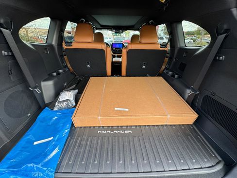 New 2026 Toyota Highlander Platinum AWD/4WD image 8