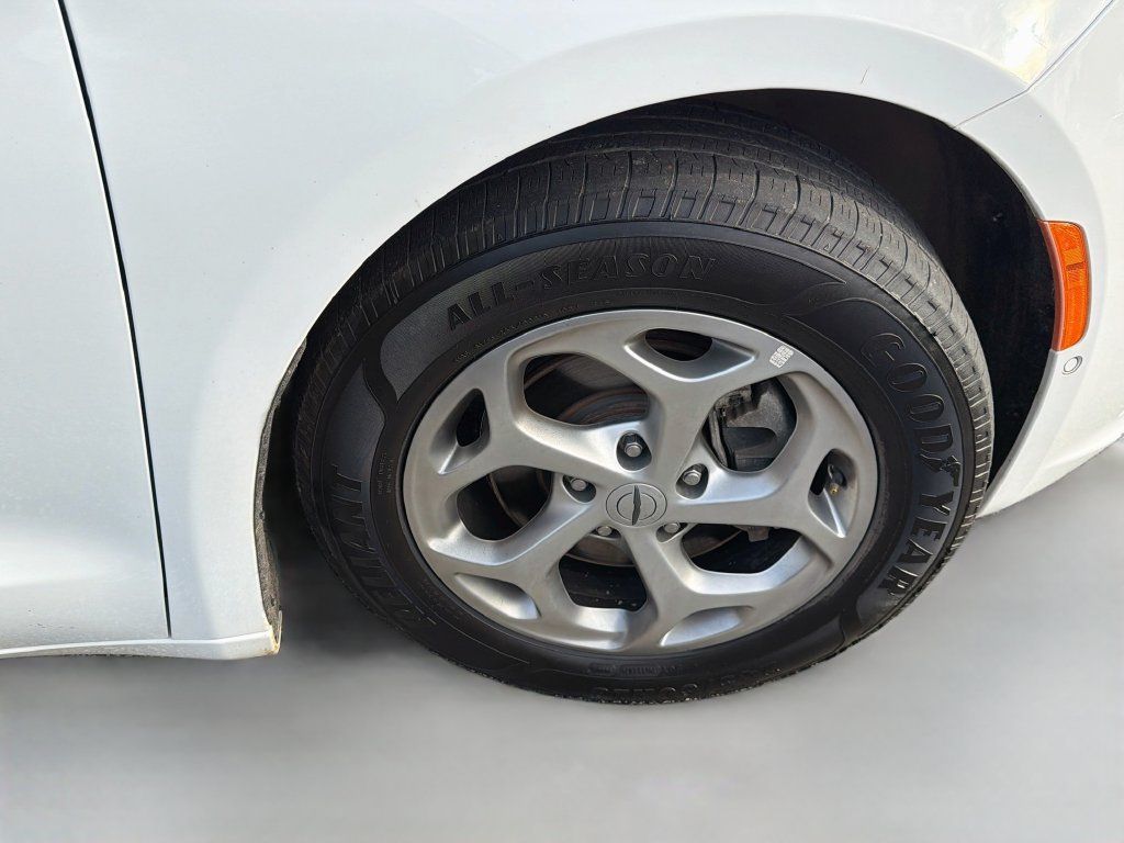Used 2024 Chrysler Pacifica Limited FWD image 10