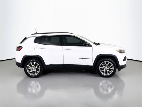 Used 2024 Jeep Compass Latitude image 8