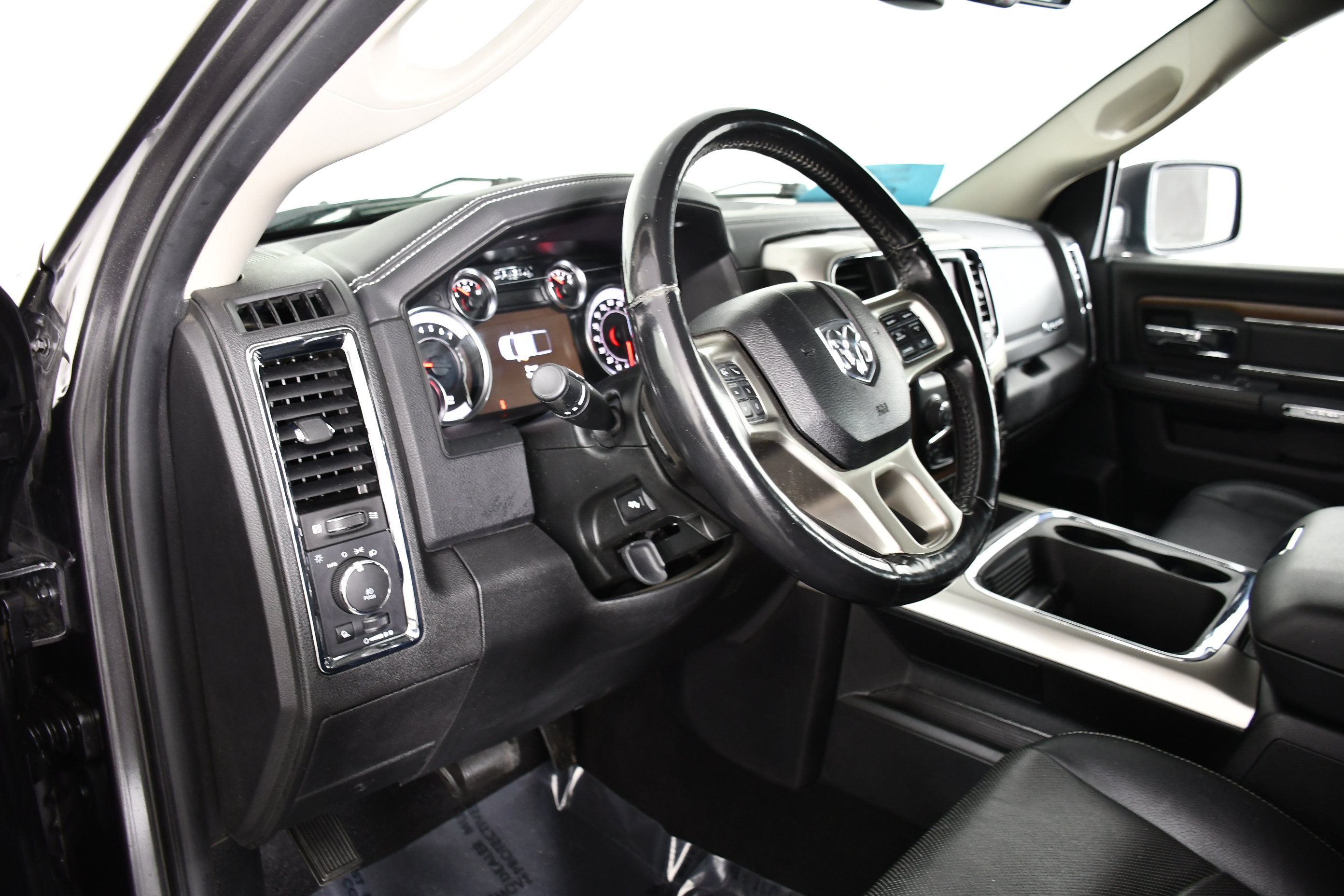 Used 2018 RAM 1500 Laramie AWD/4WD image 40
