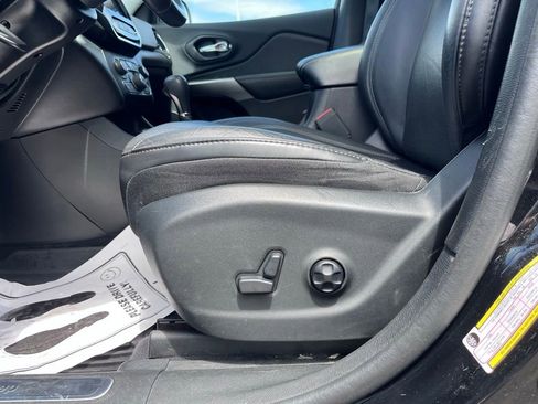 Used 2019 Jeep Cherokee Limited w/ Luxury Group AWD/4WD image 11