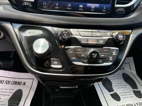 Used 2025 Chrysler Pacifica Select FWD image 20