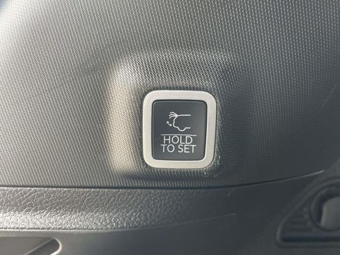 Used 2025 Jeep Grand Cherokee Limited AWD/4WD image 9