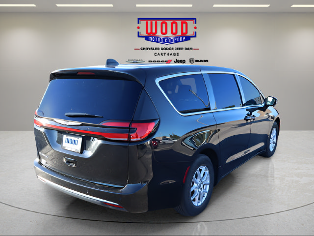 Used 2023 Chrysler Pacifica Touring-L FWD image 3
