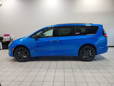 New 2027 Chrysler Pacifica Select AWD/4WD image 5
