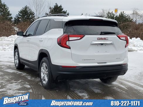 Used 2022 GMC Terrain SLE w/ Driver Convenience Package image 3