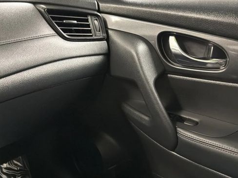 Used 2017 Nissan Rogue SV w/ SV Premium Package FWD image 16