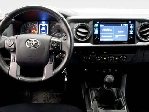 Used 2018 Toyota Tacoma TRD Sport AWD/4WD image 17
