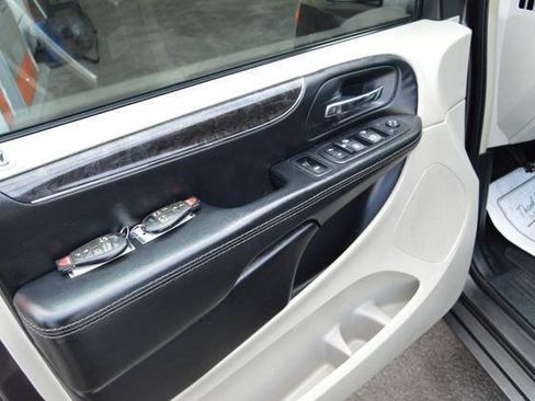 Used 2015 Chrysler Town & Country Touring FWD image 59
