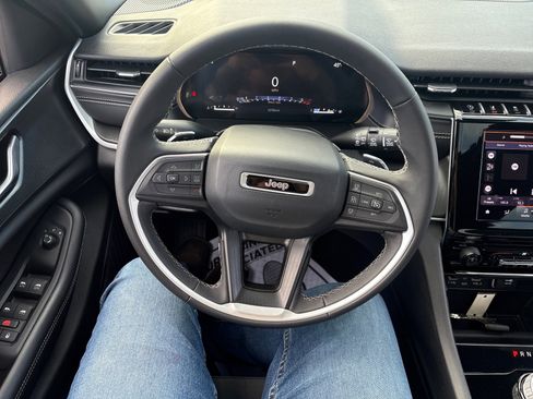 Used 2024 Jeep Grand Cherokee Laredo X image 14