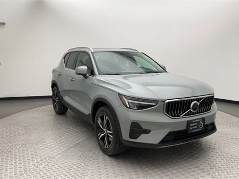 Certified 2025 Volvo XC40 B5 Core image 8