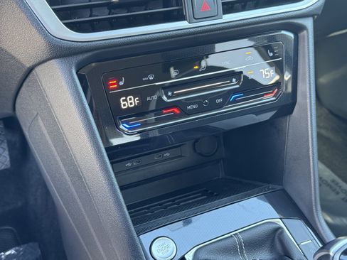 Used 2025 Volkswagen Taos SE image 27