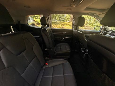 Used 2024 Kia Telluride EX w/ EX Captain's Chair Package AWD/4WD image 19