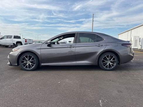 Used 2023 Toyota Camry SE FWD image 3