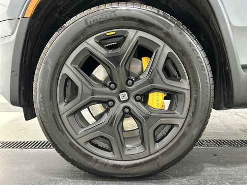 Used 2025 Rivian R1T Premium AWD/4WD image 9