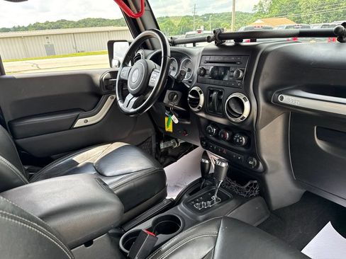 Used 2016 Jeep Wrangler Rubicon w/ Power Convenience Group AWD/4WD image 8