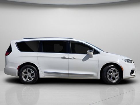 Used 2021 Chrysler Pacifica Limited w/ Premium & Safety Sphere Group AWD/4WD image 23