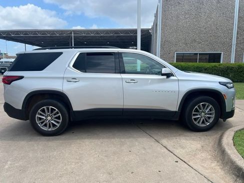 Used 2022 Chevrolet Traverse LT FWD image 3