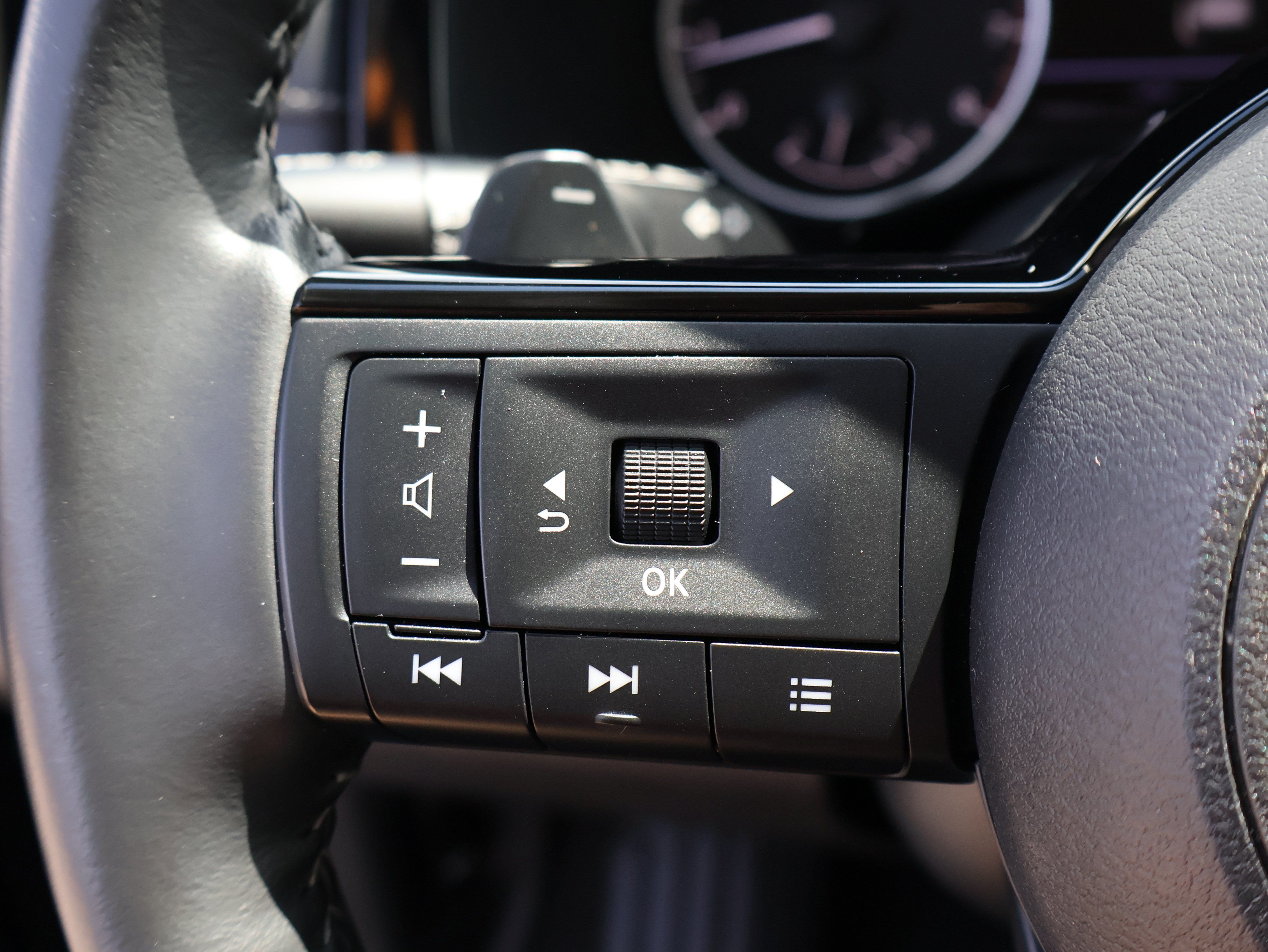 Used 2025 Nissan Pathfinder SL AWD/4WD image 33