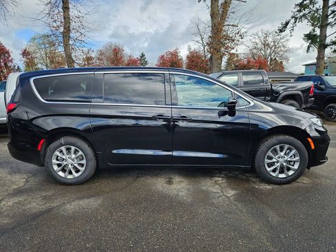 New 2026 Chrysler Pacifica Limited image 8