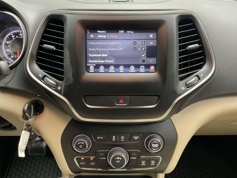 Used 2019 Jeep Cherokee Latitude w/ Cold Weather Group AWD/4WD image 15