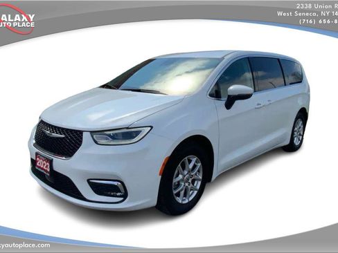Used 2023 Chrysler Pacifica Touring-L image 1