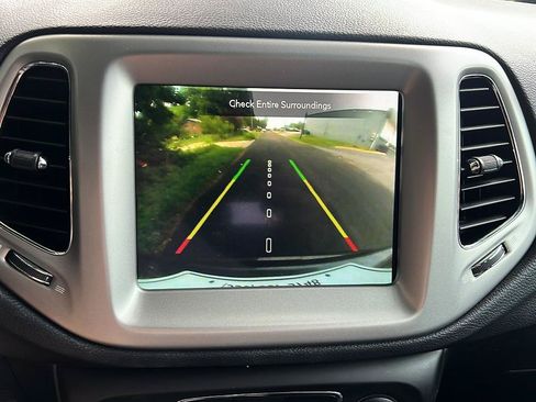 Used 2021 Jeep Compass Latitude w/ Sun and Sound Group FWD image 17