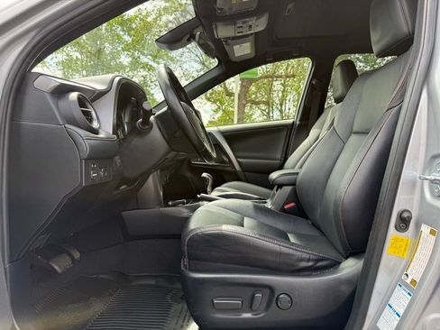 Used 2018 Toyota RAV4 SE AWD/4WD image 12